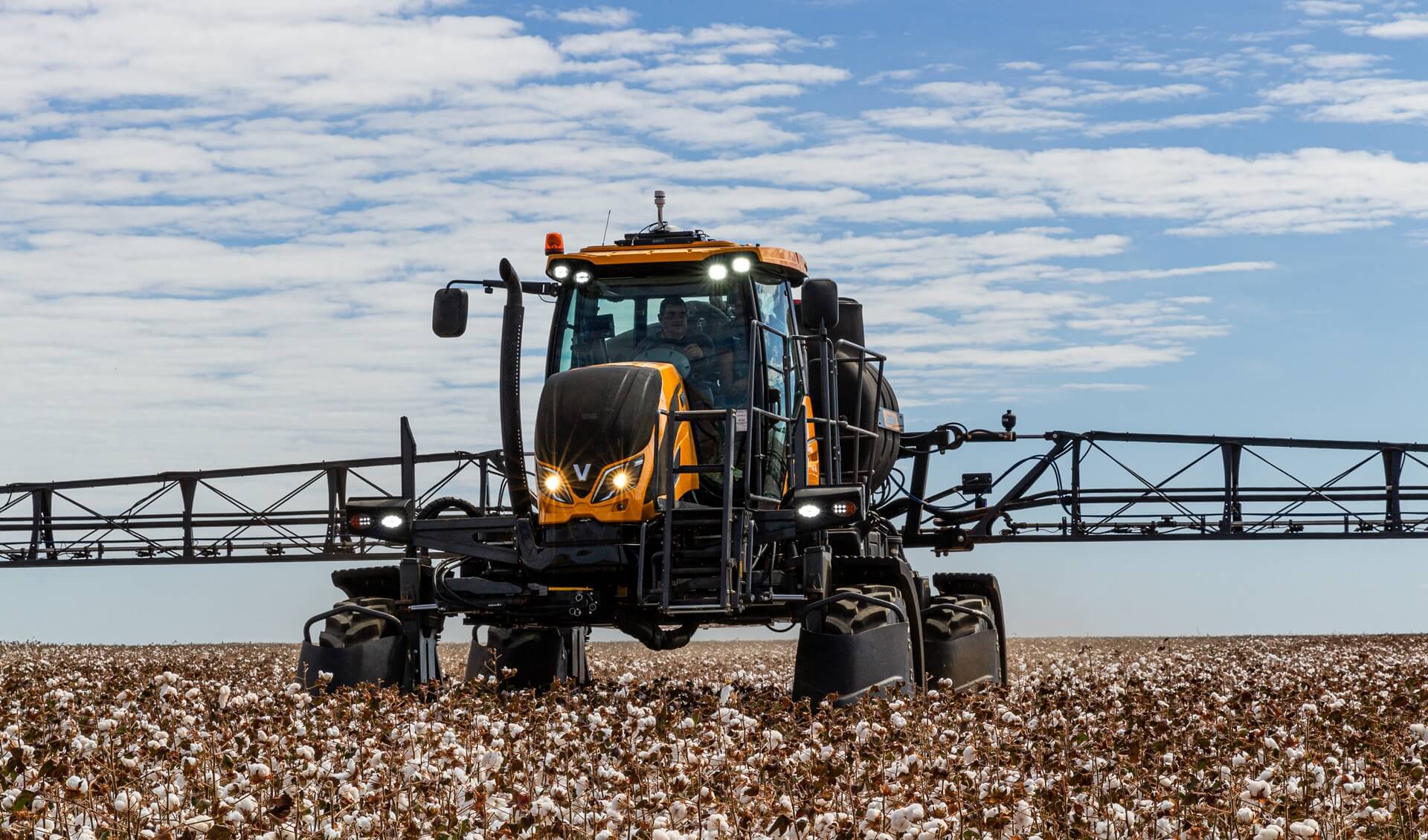 Pulverização em nova escala: Valtra anuncia nova barra de 42 metros na Agrishow 2025